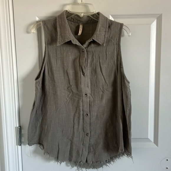 XCVI Sleeveless Top Button Down 100% Cotton Distressed Edges Gray Size L - Picture 1 of 7